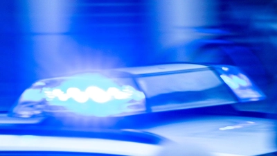 Der Mann ging die Kassiererin des Geschäfts mit der Faust körperlich an und nahm Bargeld aus der Kasse. (Symbolbild) (Foto: Jens Büttner/dpa)