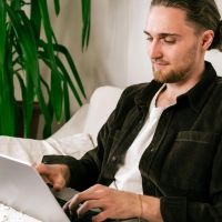 Viel Speicher oder mehr Datenschutz? Stiftung Warentest hat kostenlose und kostenpflichtige E-Mail-Anbieter verglichen. (Foto: Nico Tapia/dpa-tmn)