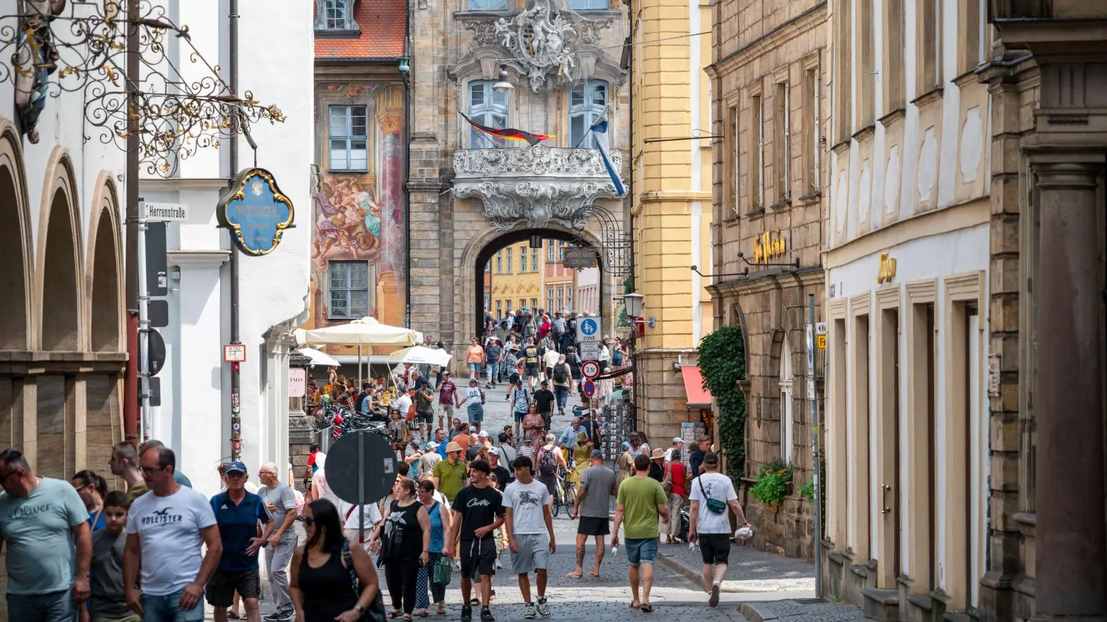 Viele Menschen zieht es zum Einkaufen nicht mehr so oft in die Innenstädte. (Foto: Daniel Vogl/dpa)