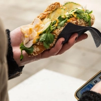 Sogenannte One-Hand-Snacks wie ein gefülltes Puten-Croissant liegen im Trend, weil die andere Hand frei bleibt, um das Smartphone zu checken.  (Foto: Christin Klose/dpa-tmn)