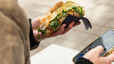 Sogenannte One-Hand-Snacks wie ein gefülltes Puten-Croissant liegen im Trend, weil die andere Hand frei bleibt, um das Smartphone zu checken.  (Foto: Christin Klose/dpa-tmn)