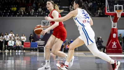 Dreh- und Angelpunkt in der deutschen Frauen-Nationalmannschaft im Spiel gegen Griechenland: Luisa Geiselsöder (links) erzielte 22 Punkte und sorgte auch für das Happy End. (Foto: Demirel/DBB/FIBA)