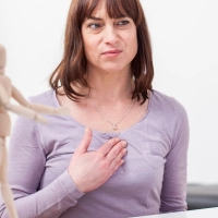 Immer wieder ein lästiges Brennen hinter dem Brustbein: Frauen sind von Reflux häufiger betroffen als Männer.  (Foto: Christin Klose/dpa-tmn)