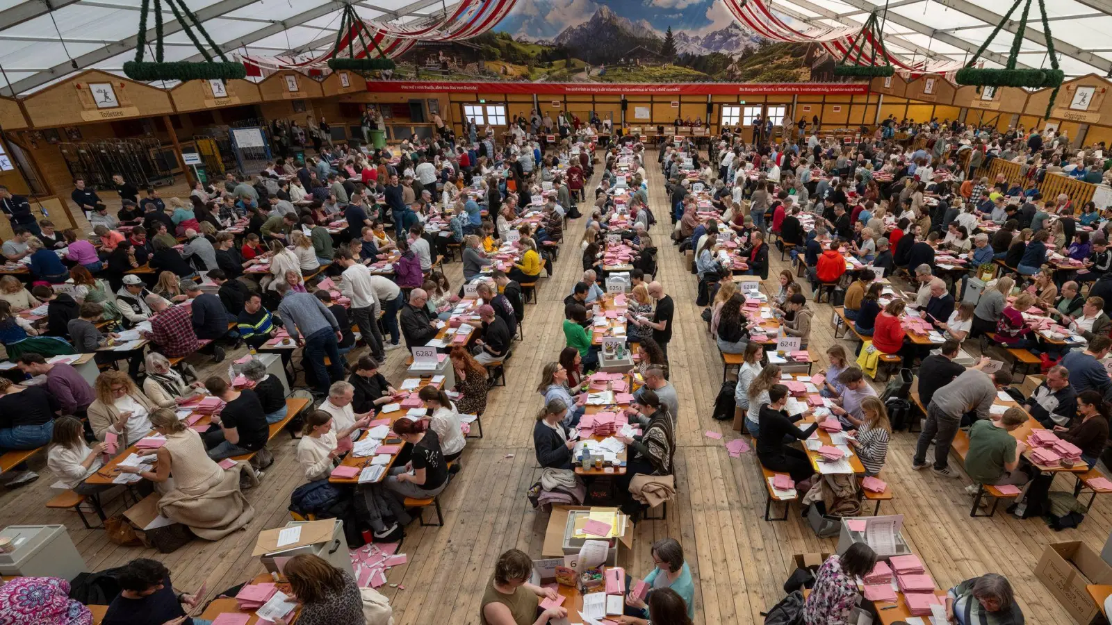 Weil die Messehallen belegt waren, wurden die Briefwahlunterlagen in Augsburg in einem Bierzelt ausgezählt. (Foto: Stefan Puchner/dpa)