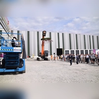 Nach dem Richtspruch von der Hebebühne wurde mit vielen Gästen zwischen den Hallen B und C im Gewerbegebiet Süd gefeiert. (Foto: Gerhard Krämer)
