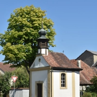 Der „Dom” in Grappertshofen: eine kleine Kapelle, mitten in der Straße. (Foto: Anita Dlugoß)