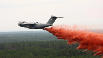 Ein Airbus A400M wirft Löschmittel über dem Waldbrand nahe Lacanau ab. (Foto: Abdul Saboor/Pool Reuters/AP/dpa)