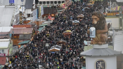 2025 musste das Wiesn-Gelände zeitweise wegen Überfüllung geschlossen werden. (Archivbild) (Foto: Felix Hörhager/dpa)