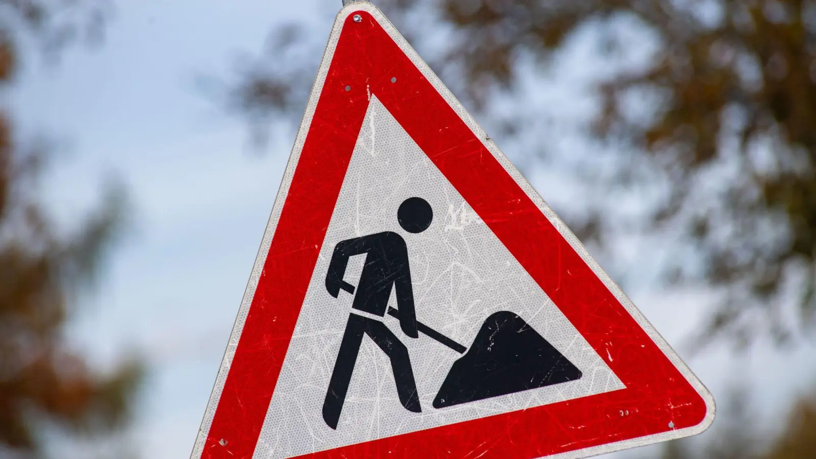 Im Baustellenbereich auf der A6 hat ein Fahrradfahrer für reichlich Verwirrung gesorgt. Das hatte einen Unfall zur Folge. (Symbolbild: Stefan Sauer/dpa)