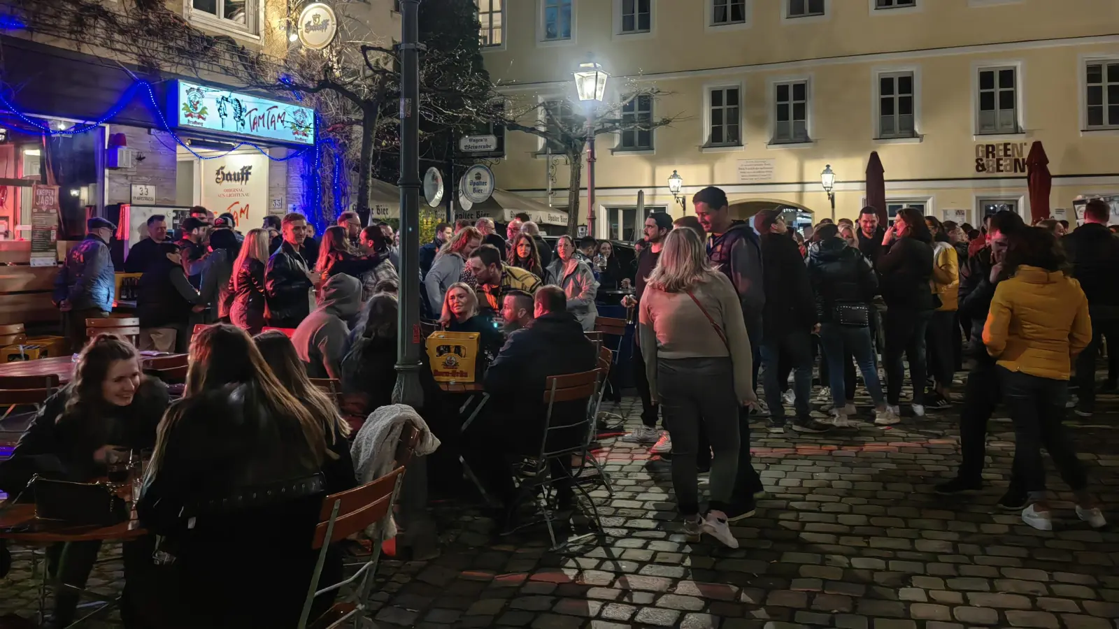 Bei der Kneipenjagd kommen viele Menschen zusammen, die sich lange nicht mehr gesehen haben und das Musik-Festival zu einer Art Klassentreffen machen. Das Tam-Tam ist dabei immer ein beliebter Treffpunkt für das Partyvolk. (Foto: Zeynel Dönmez)