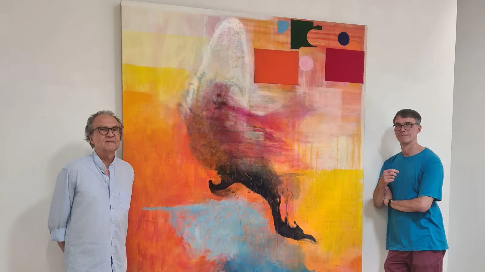 Joachim Kersten (links) malt gerne farbenfroh und gestaltet gemeinsam mit Gerhard Rießbeck eine Ausstellung. (Foto: Anna Franck)