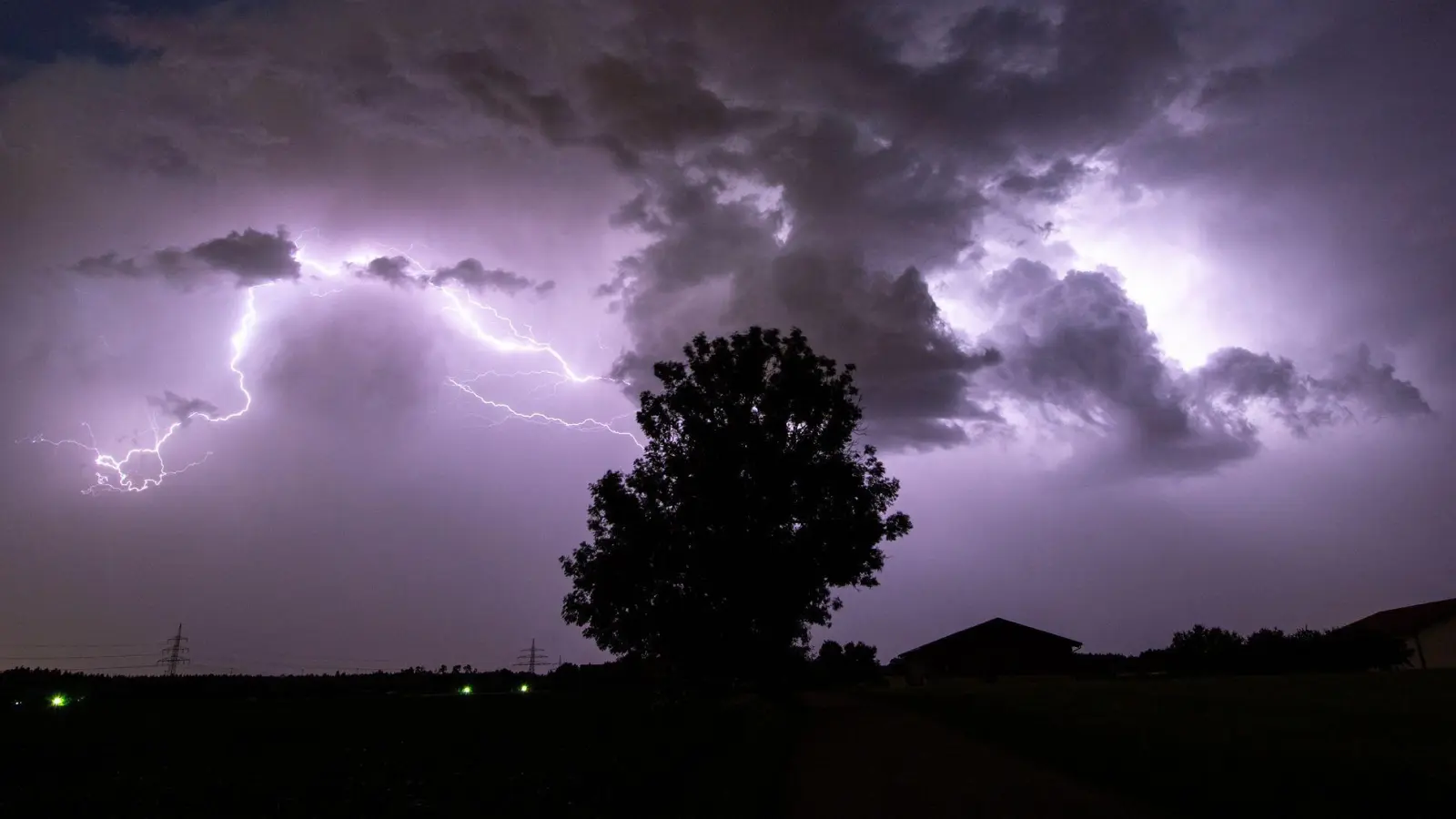 Schwere Gewitter drohen aktuell im Raum Ansbach. (Symbolbild: dpa/Matthias Balk)