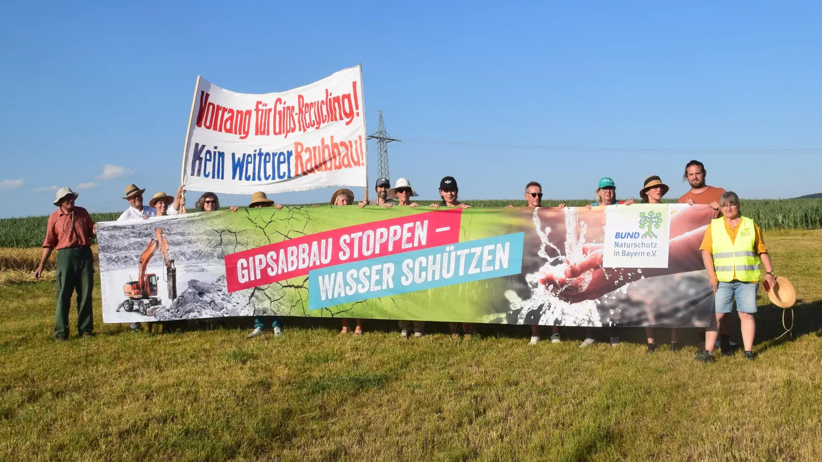 Ein Protest mit Bannern gegen den geplanten Gipsabbau: Mitglieder der Bund-Naturschutz-Kreisgruppe trafen sich dazu beim Naturdenkmal Hirtenhügel am Rande des geplanten Abbaugebietes. (Foto: Gerhard Krämer)