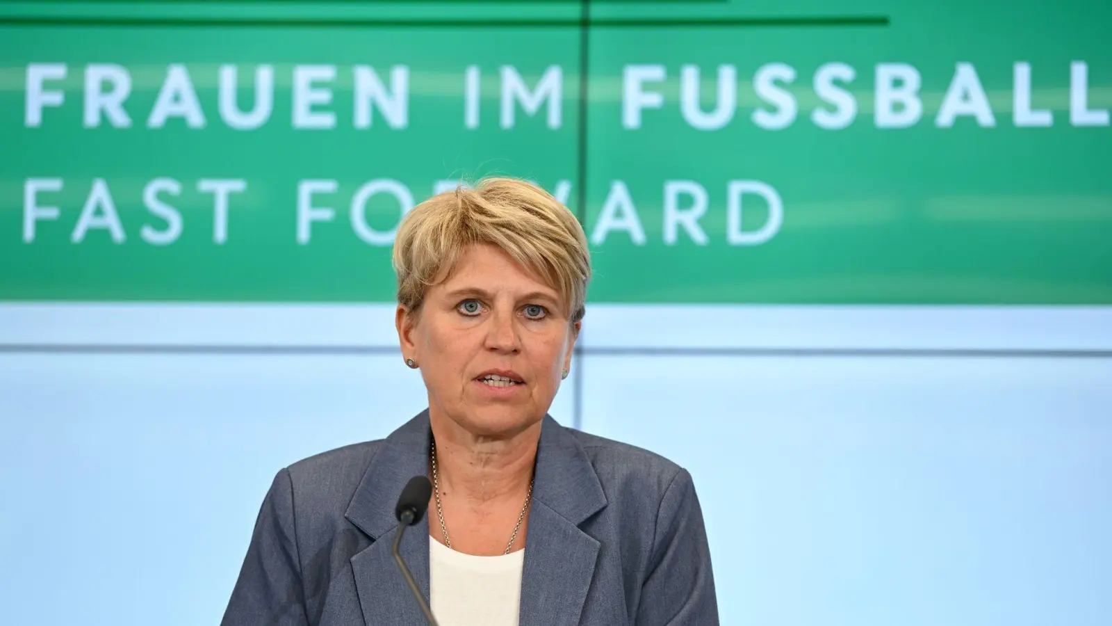 DFB-Koordinatorin Doris Fitschen stellt im DFB-Campus die erste Bilanz „Strategie Frauen im Fußball FF 27“ vor. (Foto: Arne Dedert/dpa)