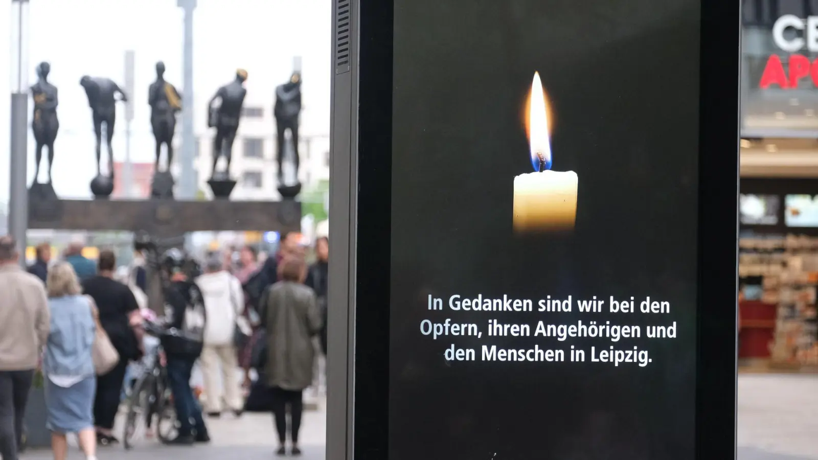 Nach der Amokfahrt in der Fußgängerzone herrschen in Leipzig Trauer und Fassungslosigkeit. (Foto: Sebastian Willnow/dpa)