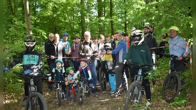 Großer Andrang herrschte bei der Eröffnung der Mountainbikes-Trails im Krabbenloch. Feuchtwangens Bürgermeister Patrick Ruh und Streckenplaner Fabian Gauß zerschnitten das obligatorische Band. (Foto: Erich Herrmann)