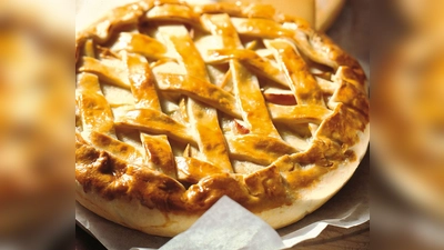 Der Walliser Gemüsekuchen wird vor dem Backen gitterartig mit Teigstreifen belegt und mit Eigelb bepinselt. (Foto: www.swissmilk.ch/rezepte/dpa-tmn)