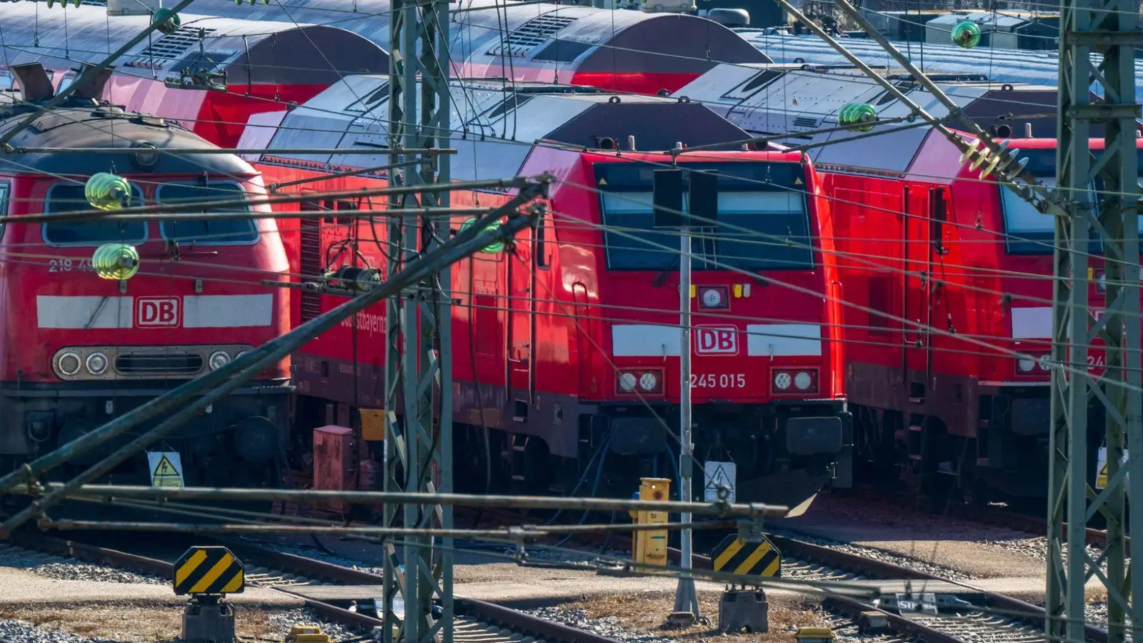 Auf gleich mehreren Strecken erfüllte die DB Regio die Qualitätsanforderungen nicht. (Archivbild) (Foto: Peter Kneffel/dpa)