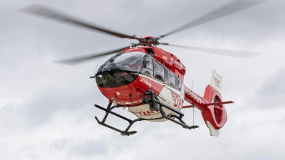 Ein Rettungshubschrauber bringt den Mann in ein Krankenhaus. (Symbolbild) (Foto: Daniel Karmann/dpa)