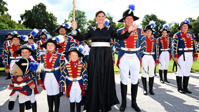 Landtagspräsidentin Ilse Aigner grüßt beim Landtags-Empfang am Schloss Schleißheim. (Foto: Felix Hörhager/dpa)