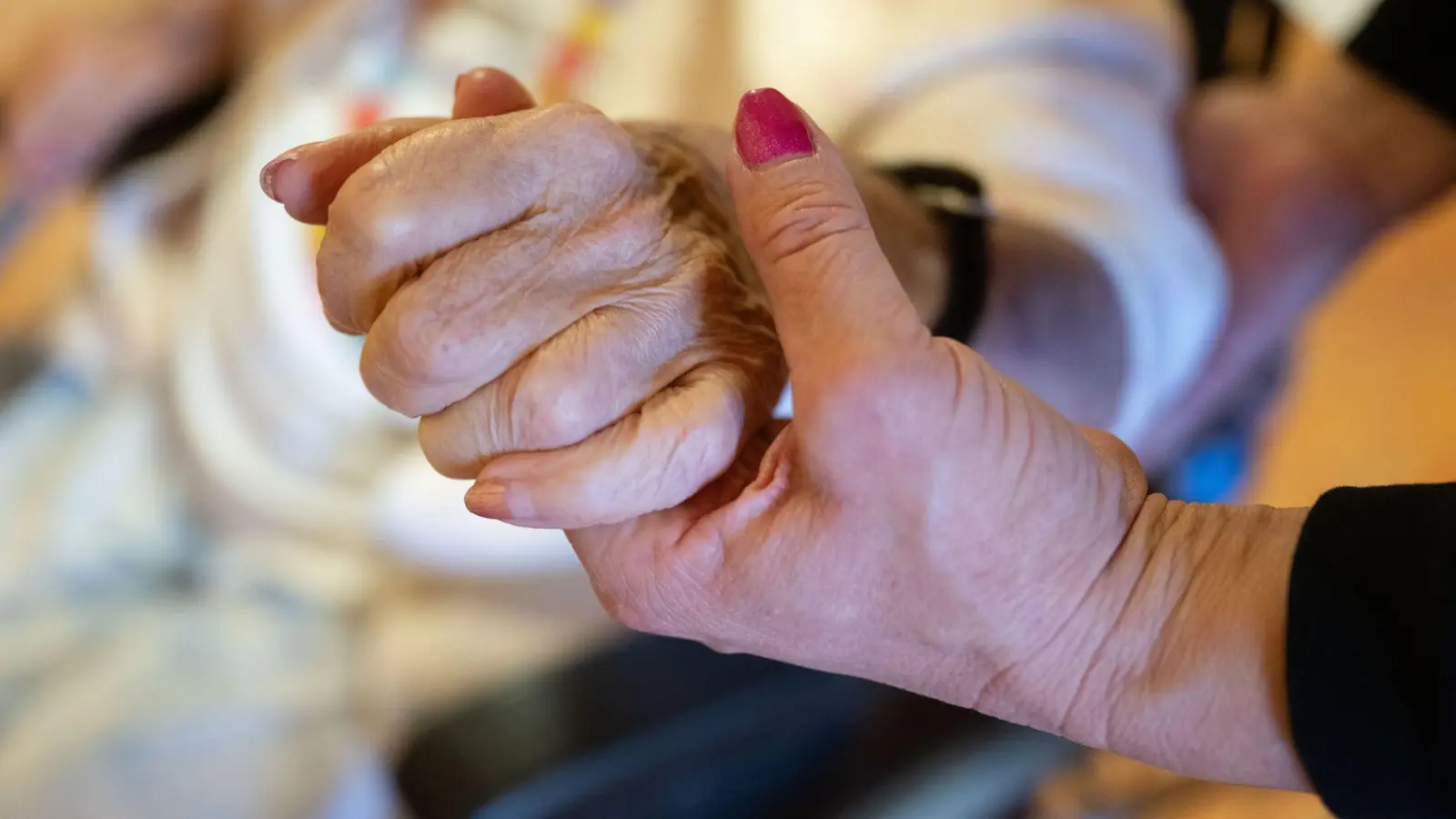 Die Pflege im Heim ist erneut teurer geworden. (Archivbild) (Foto: Marijan Murat/dpa)