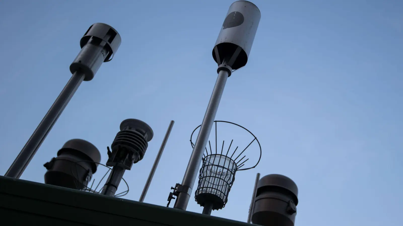 Messgeräte stehen auf einer Luft-Messstation der Landesanstalt für Umwelt Baden-Württemberg (LUBW) in der Stuttgarter Innenstadt. (Foto: Marijan Murat/dpa)