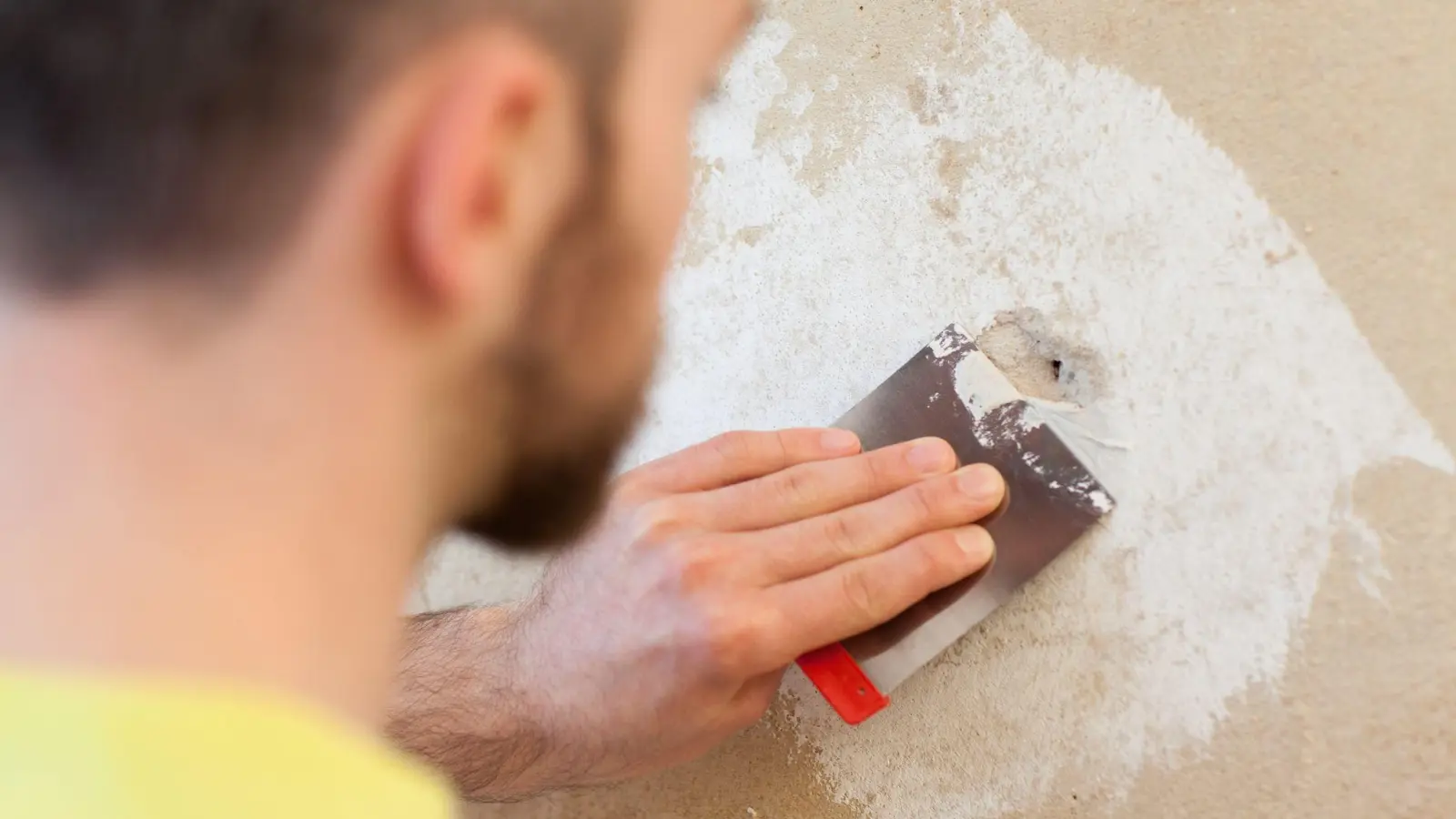 Beim Auszug aus der Wohnung kann es sein, dass der Vermieter fordert, dass manche Schäden noch behoben werden. (Foto: Christin Klose/dpa-tmn)