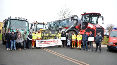 Landwirte und First Responder Hand in Hand: Vom Einsatz des Bratwurst-Teams Jaeckel bei drei Lichterfahrten und dank einer Spende des Agrarservices Steigerwald sind insgesamt 2000 Euro für die Burghaslacher Ersthelfer zusammengekommen. (Foto: Johannes Zimmermann)