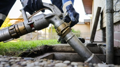 Mal steigen, mal fallen die Heizölpreise. Damit die nächste Heizöllieferung kostengünstiger wird, helfen ein paar Tipps. (Foto: Christian Charisius/dpa)