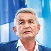 Bertram Brossardt, Hauptgeschäftsführer der bayerischen Metallarbeitgeber, hofft auf einen moderaten Tarifabschluss mit der IG Metall. Der Stellenabbau in der Branche hielt im ersten Halbjahr an. (Archivbild) (Foto: Matthias Balk/dpa)