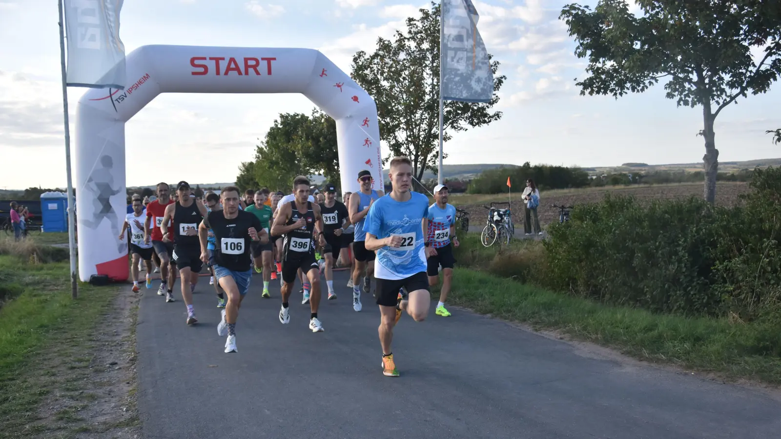 Beim Start zum Hauptlauf lief der Sieger Brian Weisheit gleich vorneweg. (Foto: Jörg Behrendt)