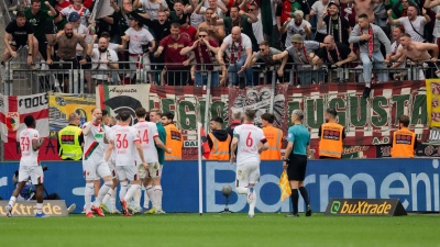 Augsburg jubelt über das 2:1 nach einem verwandelten Elfmeter in der Nachspielzeit.  (Foto: Rolf Vennenbernd/dpa)