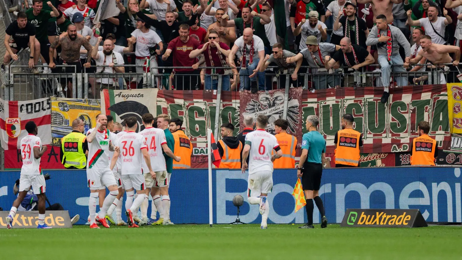 Augsburg jubelt über das 2:1 nach einem verwandelten Elfmeter in der Nachspielzeit.  (Foto: Rolf Vennenbernd/dpa)