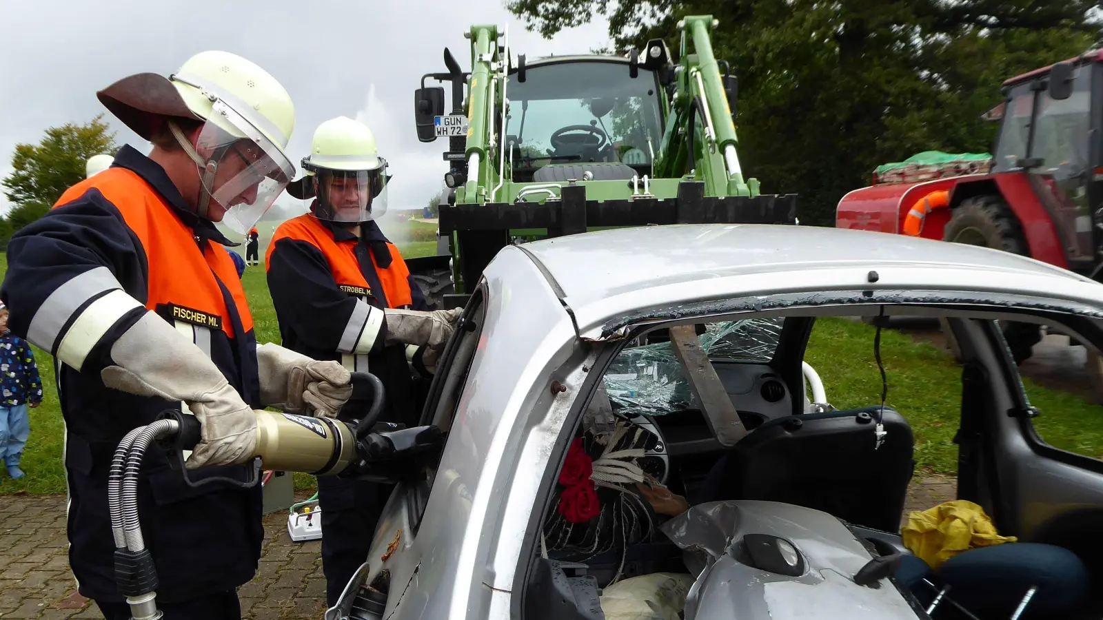 Zum Übungsszenario gehörte auch das Retten einer verletzten Person aus einem Auto. Dabei kam schweres Gerät zum Einsatz. (Foto: Walter Oberhäußer)