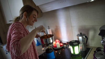 Ohne Strom funktioniert der Herd nicht: Ein Fondue-Set mit Brennpaste, ein Stövchen mit Teelicht oder ein Campingkocher ermöglichen das Erwärmen kleiner Mahlzeiten. (Foto: Christin Klose/dpa-tmn)