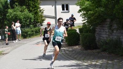 Kurzstreckensieger Moritz Meyer vor Christoph Seibold (Zweiter auf der Kurzstrecke), dessen Vater Günter Seibold (Zweiter Langstrecke) und Langstreckensieger Marco Neumann. (Foto: Jörg Behrendt)