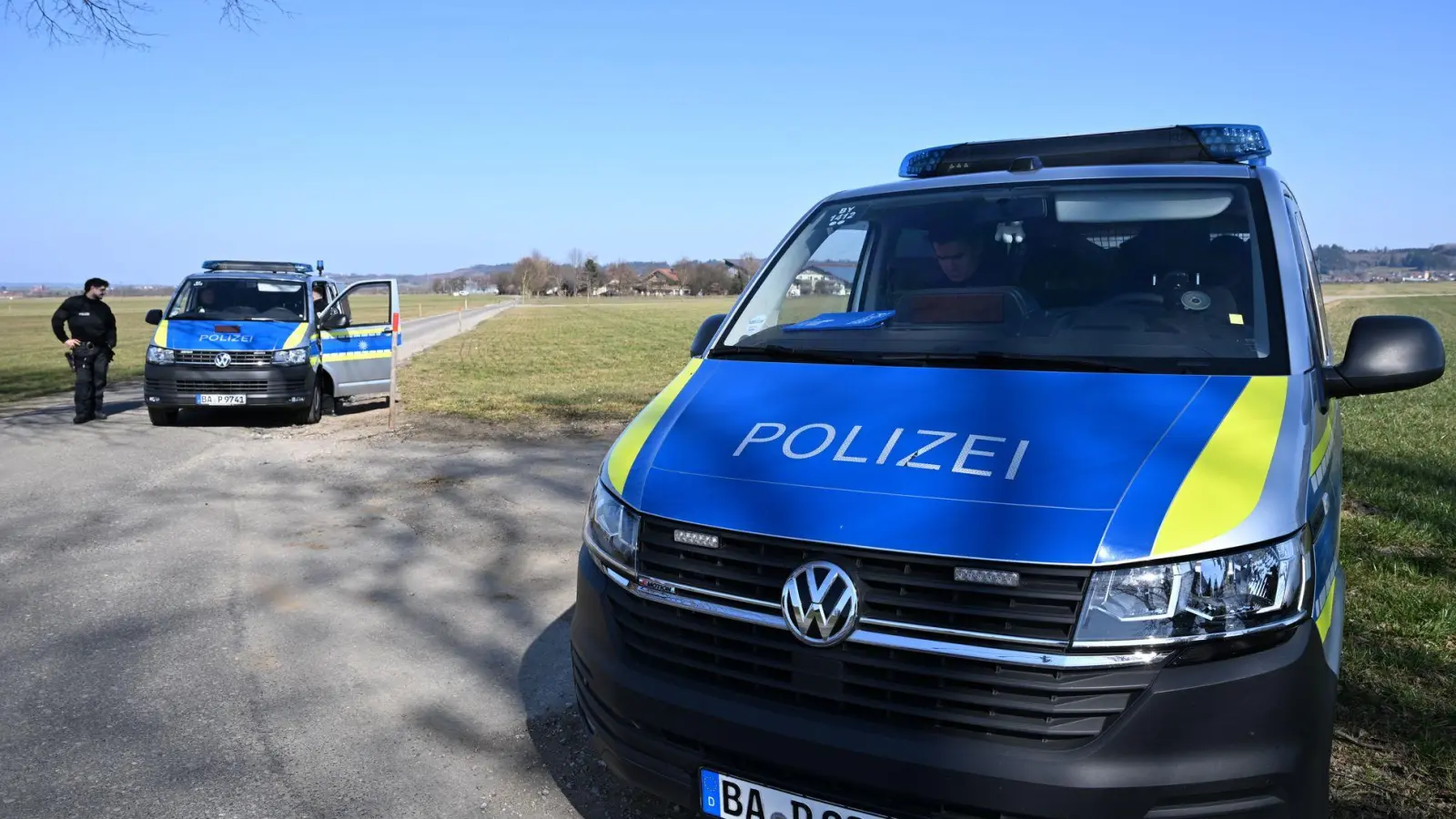 Polizei vor landwirtschaftlichen Großbetrieb im Allgäu. In dem Milchviehbetrieb sollen erneut Rinder misshandelt worden sein. (Foto: Pichler/swd-medien/dpa)