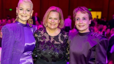 Die Dressurreiterin Isabell Werth (r) wurde als „Legende des Sports“ mit dem PEGASOS-Preis geehrt. Die ehemalige Reiterin Ann-Kathrin Linsenhoff (l) und Nancy Faeser als Bundesministerin für Sport stehen daneben. (Foto: Helmut Fricke/dpa)