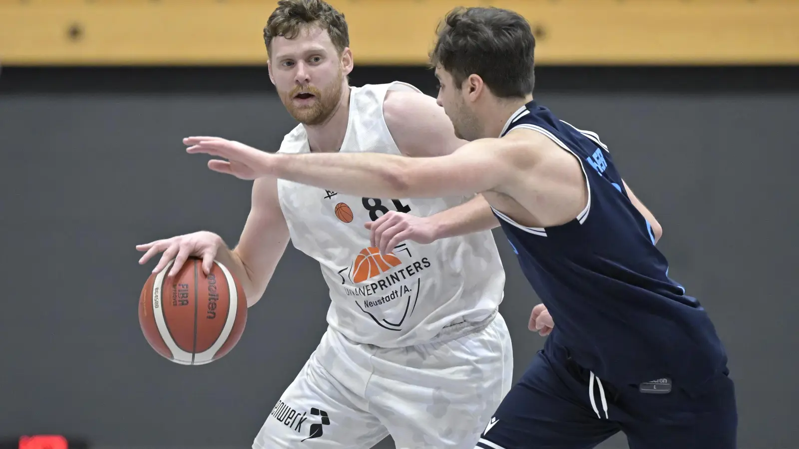 Christian Bittel (links, hier in der vergangenen Saison gegen die Haching Baskets) geht auch in der neuen Saison als Kapitän des TTV Neustadt voran. (Foto: Martin Rügner)