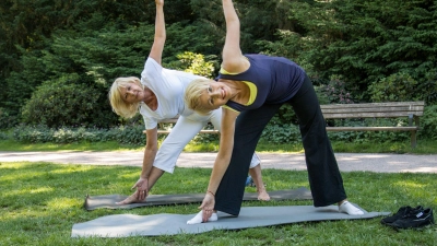 Die Schnittmenge mit Yoga ist zwar gegeben: Beim Pilates liegt der Fokus allerdings auf der Kräftigung der Körpermitte. (Foto: Christin Klose/dpa-tmn)