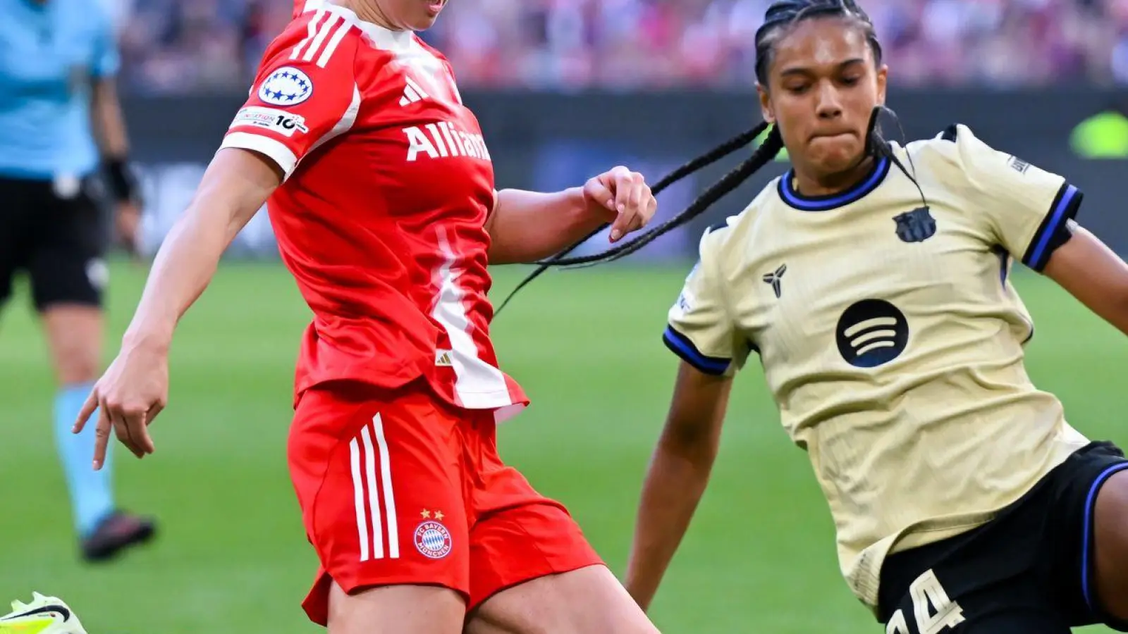 War vor dem 0:1 unaufmerksam: Münchens Giulia Gwinn (l). (Foto: Sven Hoppe/dpa)