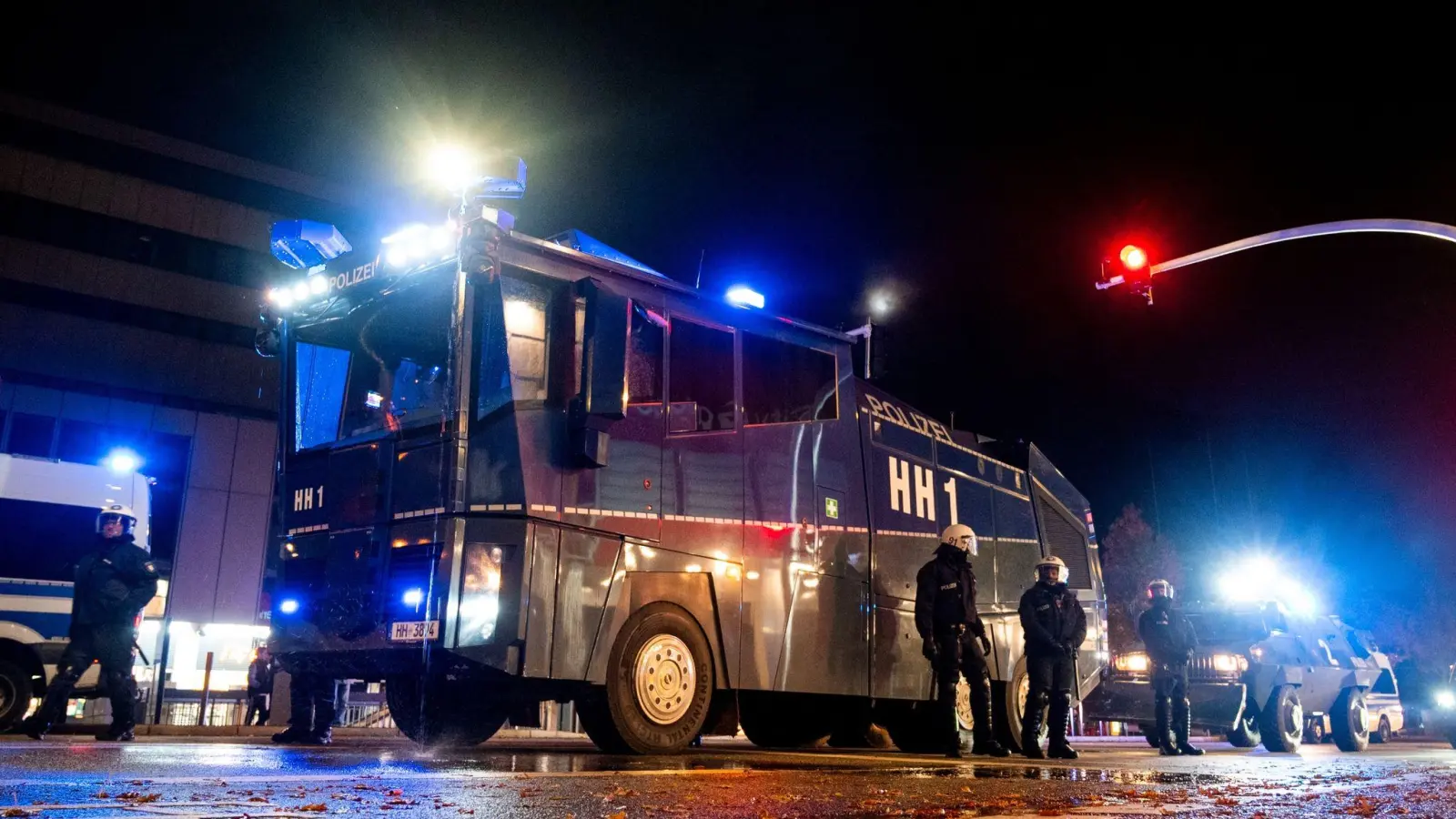 Ein Wasserwerfer der Polizei steht im Stadtteil Harburg bereit. In der Halloween-Nacht ist es in Hamburg zu Ausschreitungen gekommen. (Foto: Daniel Bockwoldt/dpa/Daniel Bockwoldt)