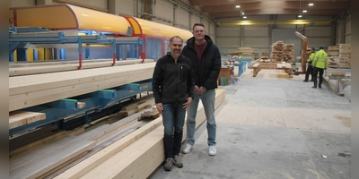 Stefan Bauereiß (li.) und Josef Fürnkäs jun. – hier in der Produktionshalle in Schwebheim – setzen auf einen Neustart für Engelhardt und Geißbauer. Nachdem die Formalitäten nun allesamt erledigt sind, soll nun wieder der Bau von Holzhäusern im Mittelpunkt stehen. (Foto: Robert Maurer)