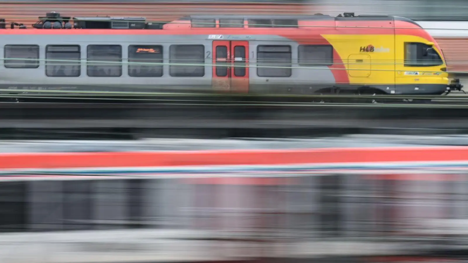 Bayern will über den Bundesrat die finanziellen Risiken für Infrastrukturprojekte an die Bahn weitergeben. Bisher sind hier die Länder in der Pflicht. (Illustration) (Foto: Arne Dedert/dpa)