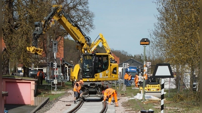 Zwischen dem Bahnhof Wilhermsdorf und der Haltestelle Wilhermsdorf-Mitte wurden über Ostern Gleise ausgetauscht. Auf der ganzen Zenngrundbahn werden zudem viele Bahnübergänge erneuert.  (Foto: Heinz Wraneschitz )