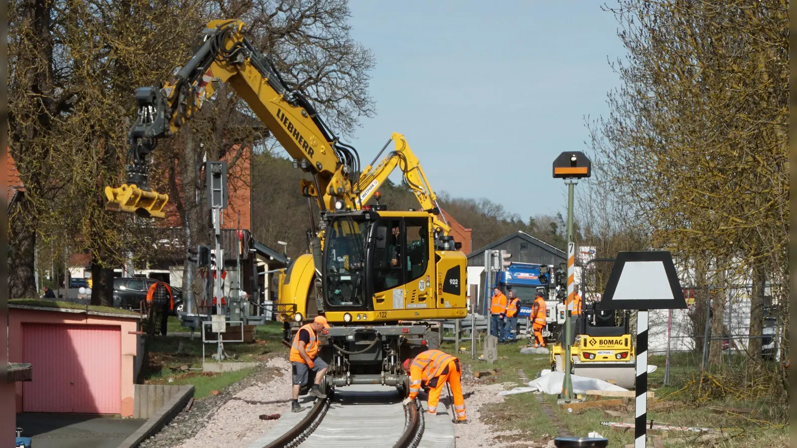 Zwischen dem Bahnhof Wilhermsdorf und der Haltestelle Wilhermsdorf-Mitte wurden über Ostern Gleise ausgetauscht. Auf der ganzen Zenngrundbahn werden zudem viele Bahnübergänge erneuert.  (Foto: Heinz Wraneschitz )