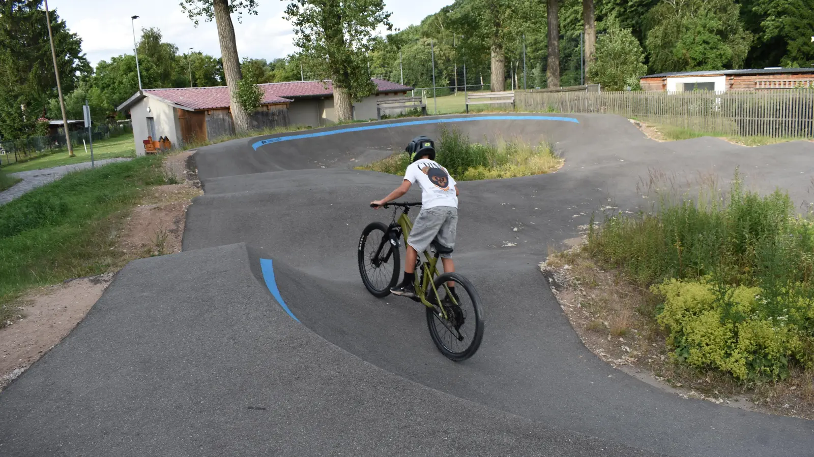Die Gemeinde Rügland hält an dem Vorhaben fest, eine Pumptrack Anlage – ähnlich wie diese hier in Neuhof – zu errichten.  (Archivbild: Ute Niephaus)
