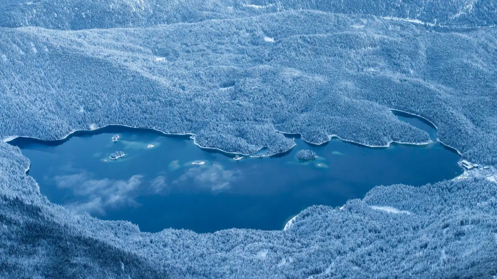 Der Eibsee ist im Winter oft zugefroren. (Symbolbild) (Foto: Peter Kneffel/dpa)