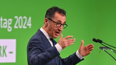 Bundeslandwirtschaftsminister Cem Özdemir beim Deutschen Bauerntag in Cottbus. Im Fokus stehen die angespannte Lage der Landwirtschaft und Rufe nach weiteren Entlastungen. (Foto: Patrick Pleul/dpa)