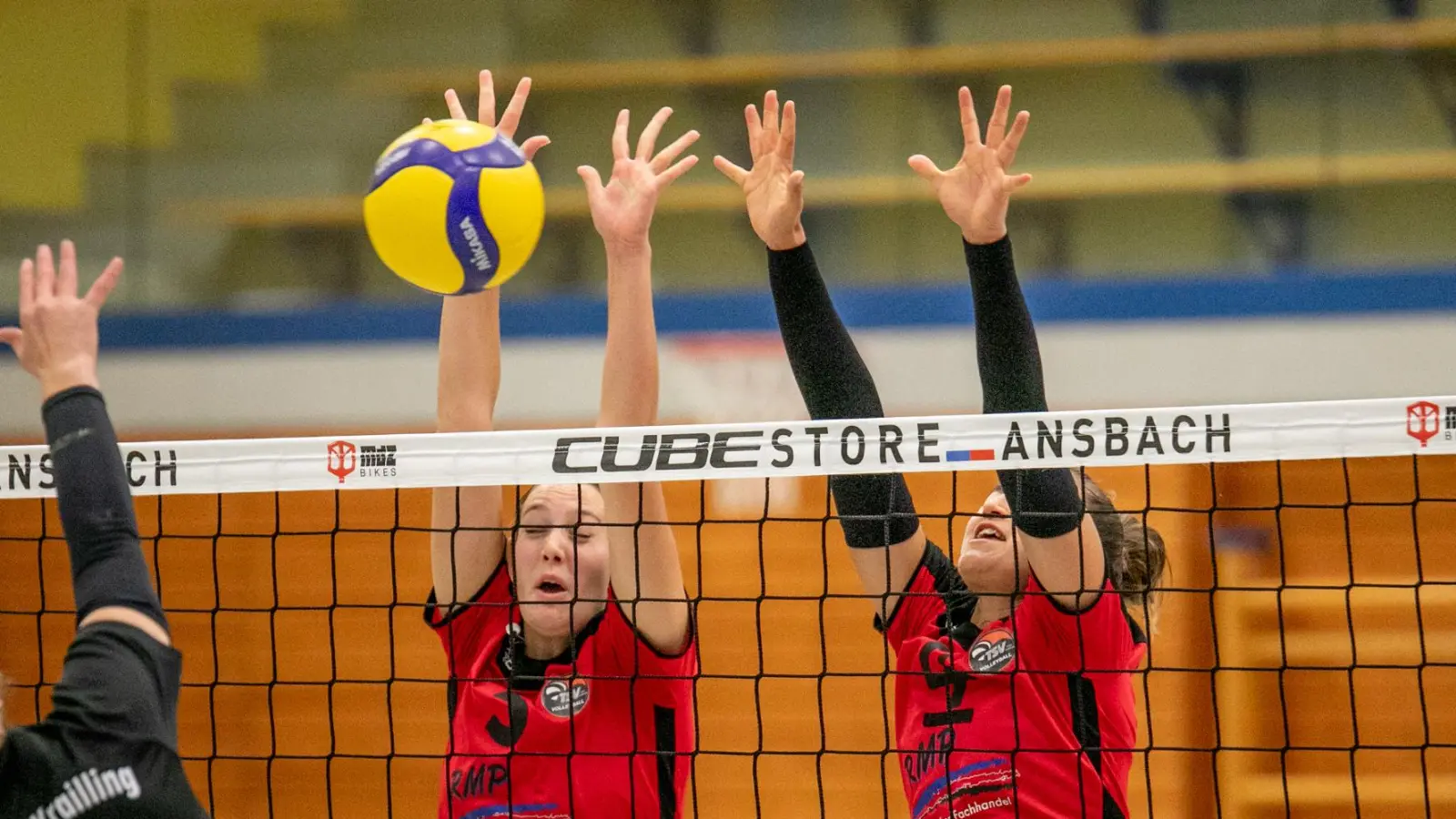 Im Hinspiel gegen Planegg-Krailling brach sich die Ansbacherin Sophia Botsch (rechts) einen Finger, bei dieser Blockation mit Hannah Benecke scheint der Finger noch in Ordnung zu sein. (Foto: Markus Zahn)